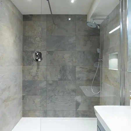 Idyllic Retreat With Panoramic Views By Letmestay 아파트 *